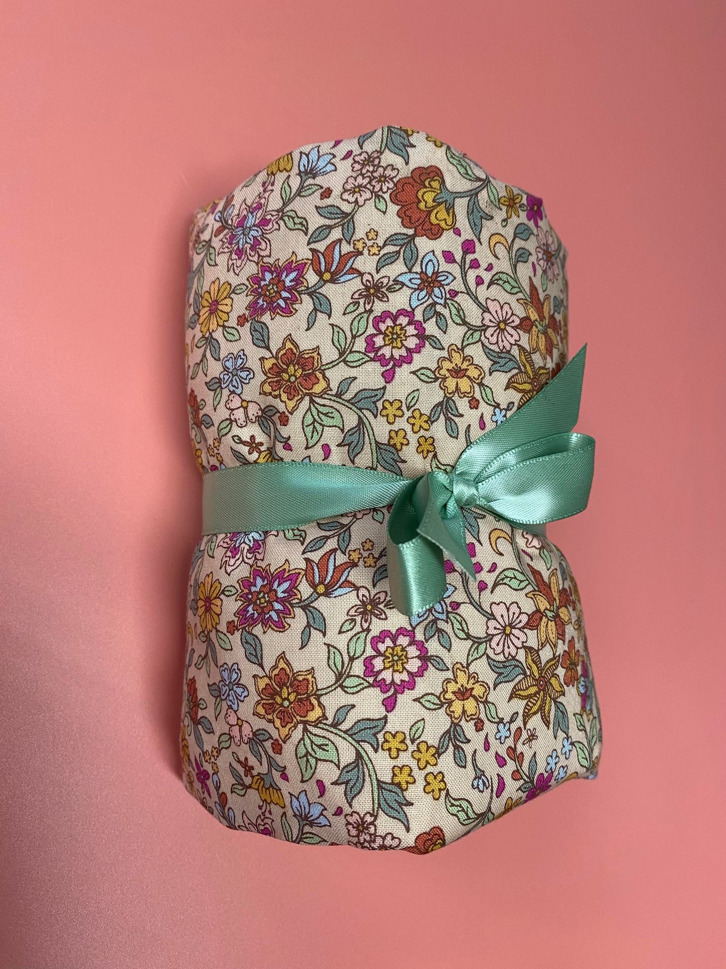 Varmepuder med økologiske hvedekerner - Rosa med blomster
